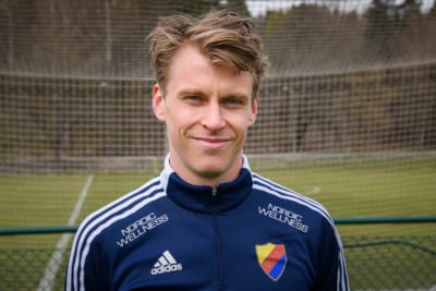 Porträtt på Rasmus Schüller, närbild i fotbollsplansmiljö.