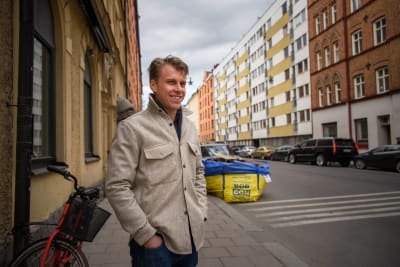 Rasmus Schüller i gatumiljö i Vasastan i Stockholm.
