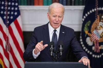 USA:s president Joe Biden talar framför USA:s flagga.