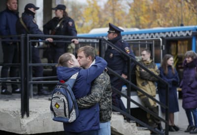 En inkallad rysk soldat tog avsked av sin flickvän utanför ett rekryteringskontor i Moskva den 12 oktober. 