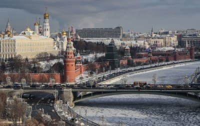 Vy över Kreml och Moskvafloden. 