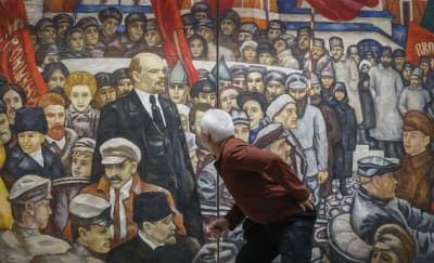 En besökare tittar på konstverket "Revolution" som föreställer grundaren av Sovjetunionen Vladimir Ulyanov, mer känd som Lenin.