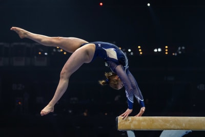 Gymnasten Maisa Kuusikko tävlar på bom.
