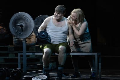 Mime (Dan Karlström) yrittää saada Siegfriedin (Daniel Brenna) huomion hänen kuntoillessaan. 