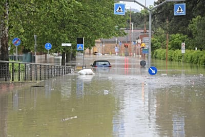 En översvämmad gata i Cesena i Italien. 