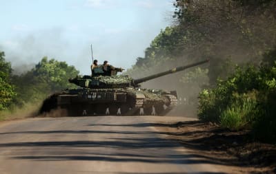 Ukrainalaiset sotilaat ajavat panssarivaunulla lähellä eturintamaa Donetskin alueella Itä-Ukrainassa 5. kesäkuuta