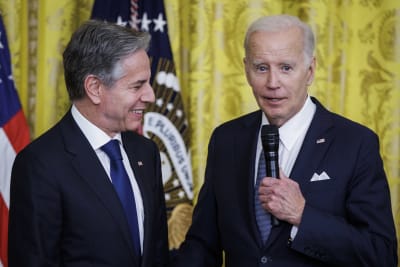 USA:s utrikesminister Antony Blinken och president Joe Biden står inför pressen i Vita Huset.