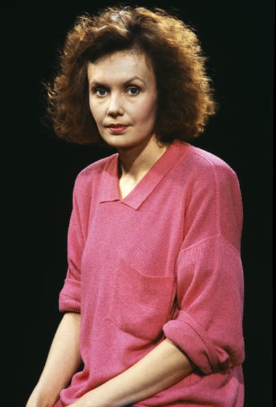 Kaija Saariaho katsoo kameraan.