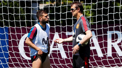 Chefstränaren Julen Lopetegui och backen Jordi Alba på Spaniens träningar inför VM.