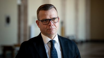 Petteri Orpo i glasögon, han ser allvarlig ut.