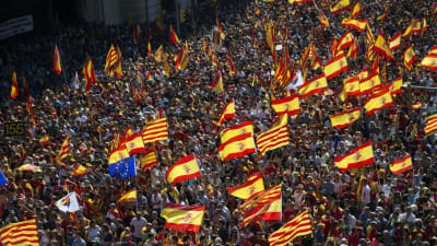 Hundratusentals människor demonstrerade mot katalansk självständighet i centrum av Barcelona på söndagen. 