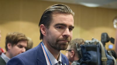 Jussi Ahokas inför pressen.