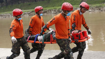 Soldater övar sin räddningsberedskap inför den annalkande tyfonen