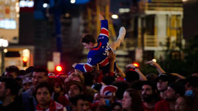 En person lyfts upp på folkmassan i Montreal.