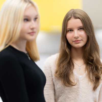 Kaksi nuorta kuavassa, toine  katsoo kameraan ja toinen ohi kamerasta.