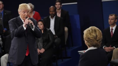 Donald Trump pekar på Hillary Clinton, närmast aggressivt, under den andra presidentdebatten inför USA:s presidentval 2016.