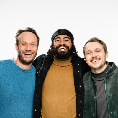 Elmer Bäck, Benjamin Gripenberg och Nino Poppius står tätt ihop och tittar in i kameran och ler 