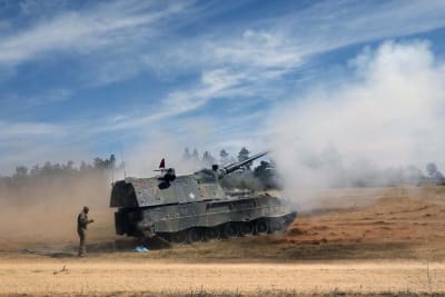 Det mobila artillerisystemet Panzerhaubitze 2000 har utvecklats för den tyska armén och hör till de mest kraftfulla artillerisystemen som används. År 2022 har Tyskland levererat 10 vagnar till Ukraina.