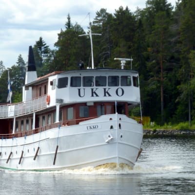 Sisävesilaiva Ukko risteilee Kallavedellä.