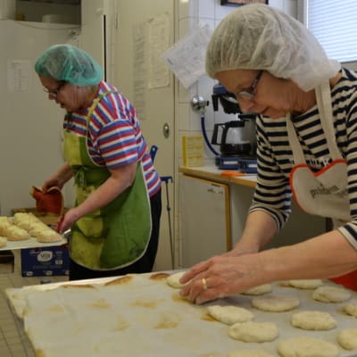 Elina Vaakanainen ja Paula Ryynänen paistavat ja leipovat pyörösiä. 