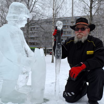 Ville Nyyssönen pilkkimiehensä vieressä