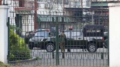Soldater har intagit ställningar både i huvudstaden Naypyitaw och i landets största stad Yangoon. Dess soldater bevakar radio- och tv-centret i Yangoon.