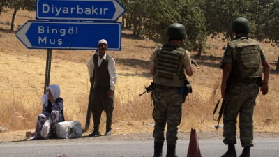 Turkiska soldater väntar vid Diyarbakir.