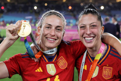 Spaniens mittfältare  Alexia Putellas och Jennifer Hermoso firar sin seger i finalen i fotbolls-VM 2023. 