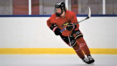 Ishockeyspelaren Ronja Savolainen på isen.