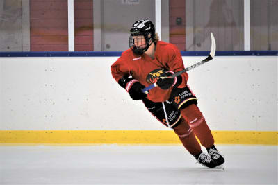 Ishockeyspelaren Ronja Savolainen på isen.