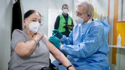 En kvinna vaccineras mot covid-19 i Tyskland.