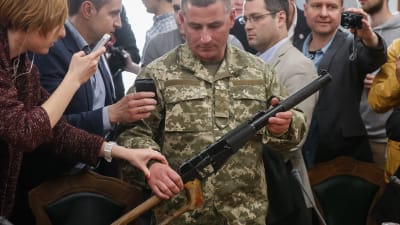 Vapen som ska tillhöra tillfångatagna ryska soldater i Ukraina.