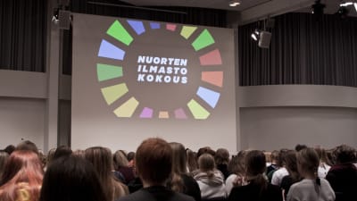De ungas klimatmöte inleddes på det fullsatta Finlandiahuset.