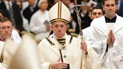 Påven Franciskus ser barsk ut under julmässa i Peterskyrkan.