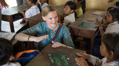 Annette Gothoni jobbar på en skola i Kambodja.
