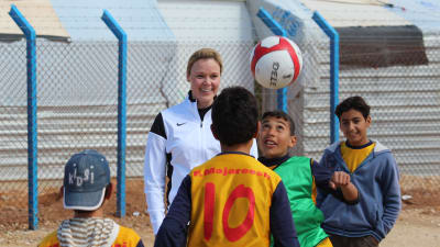 Laura Österberg Kalmari spelar fotboll på ett flyktingläger i Jordanien