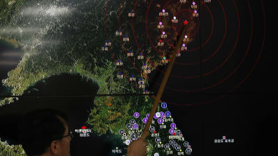 En sydkoreansk professor visar upp en karta över den seismiska aktiviteten som registrerades i Nordkorea den 9 september 2016. Det handlade troligtvis om Nordkoreas femte kärnvapentest.