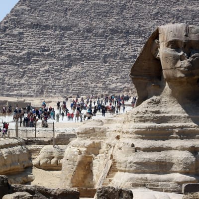 Turister besöker sevärdheterna i Giza den 20 mars 2015.