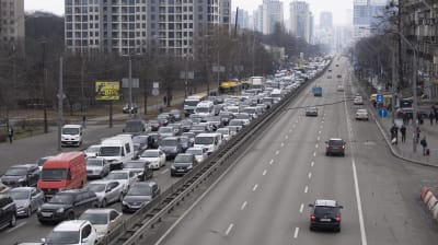 Trafikstockning åt det ena hållet på en motorväg i Kiev. I filerna på den högra sidan endast enstaka bilar. I bakgrunden syns höghus.