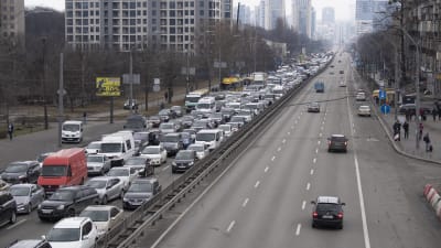 Bilköer på motorvägen ut från Kiev.