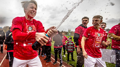 Piffens fotbollslag firar avancemanget till division 1