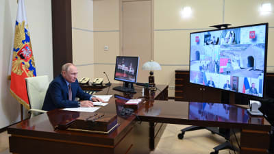 Vladimir Putin i videosamtal med lokala ledare i Sibirien då den andra Bajkaltunneln öppnades år 2021.
