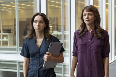  Jodi Kantor (Zoe Kazan) och Megan Twohey (Carey Mulligan) står i en korridor och ser allvarliga ut.
