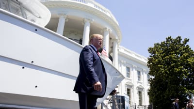 President Trump utanför Vita huset, där en stor amerikansk båt visas upp.