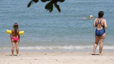 Turister på strand i Pattaya