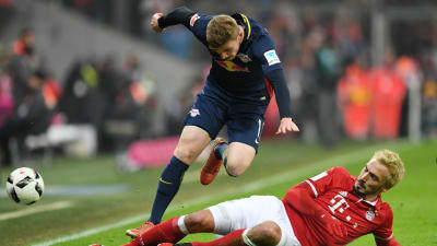 Mats Hummels glidtacklar bort bollen av Leipzig Timo Werner.
