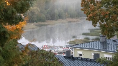 Dimma ligger över Borgå å, fotograferad från Domkyrkans backe.
