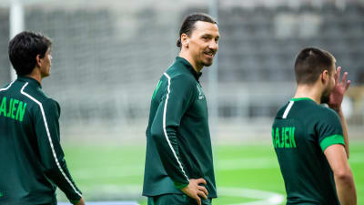 Zlatan Ibrahimovic ser glad ut mellan två medspelare.