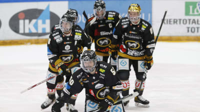Juhamatti Aaltonen skrinnar framför lagkamrater.