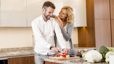 Man och kvinna i modernt kök